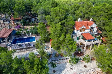 Milna Villa for 10–15 Guests with Heated Pool