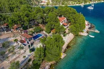 Milna Villa for 10–15 Guests with Heated Pool