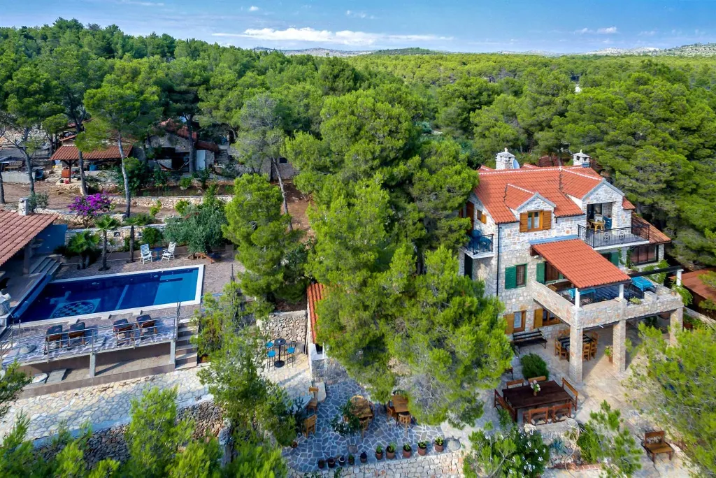 Milna Villa for 10–15 Guests with Heated Pool