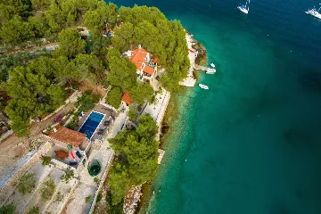 Milna Villa for 10–15 Guests with Heated Pool