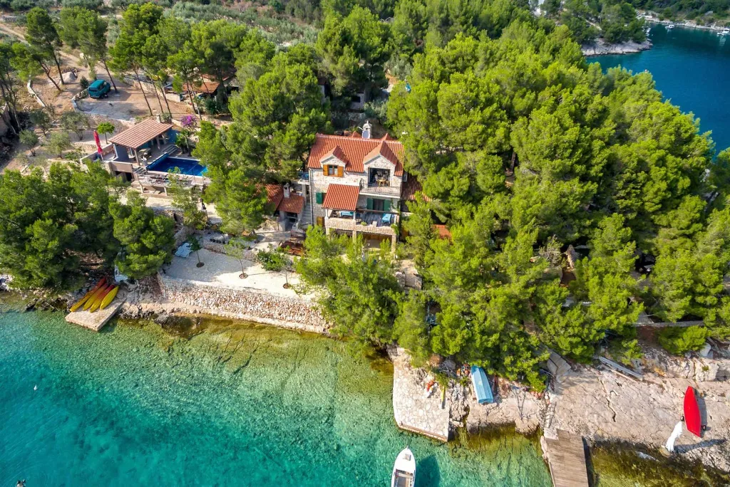 Milna Villa for 10–15 Guests with Heated Pool