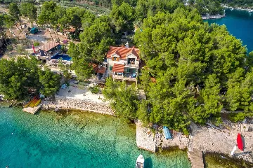 Milna Villa for 10–15 Guests with Heated Pool