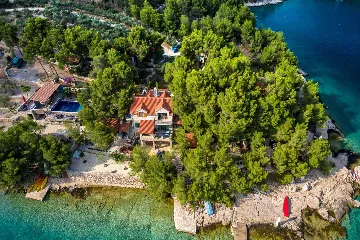 Milna Villa for 10–15 Guests with Heated Pool