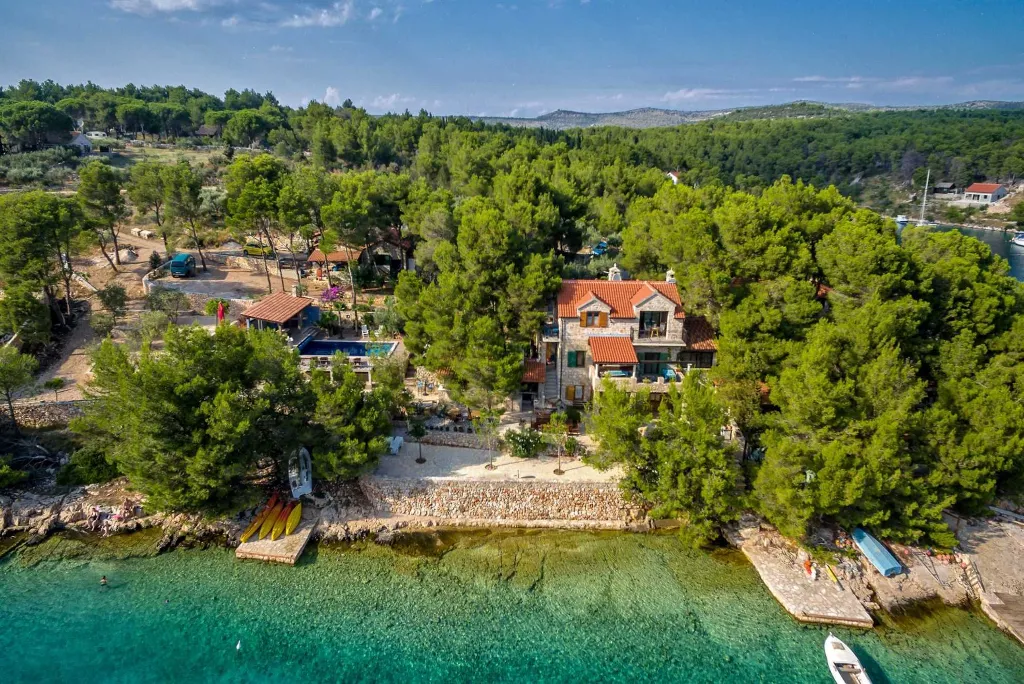 Milna Villa for 10–15 Guests with Heated Pool