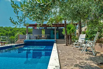 Milna Villa for 10–15 Guests with Heated Pool