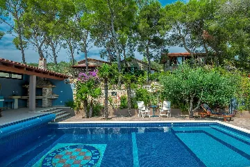 Milna Villa for 10–15 Guests with Heated Pool