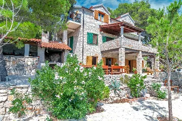 Milna Villa for 10–15 Guests with Heated Pool