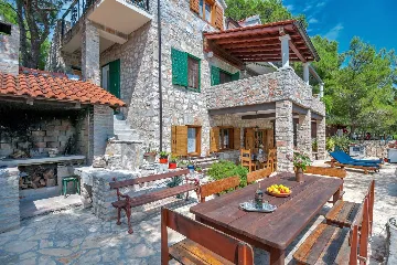 Milna Villa for 10–15 Guests with Heated Pool