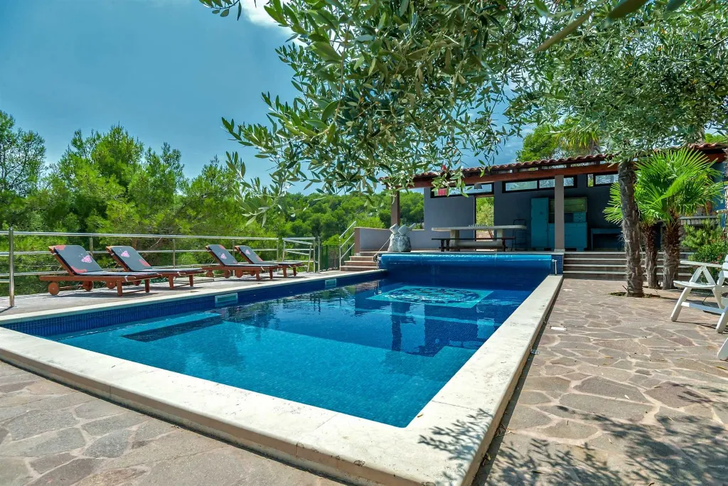 Milna Villa for 10–15 Guests with Heated Pool
