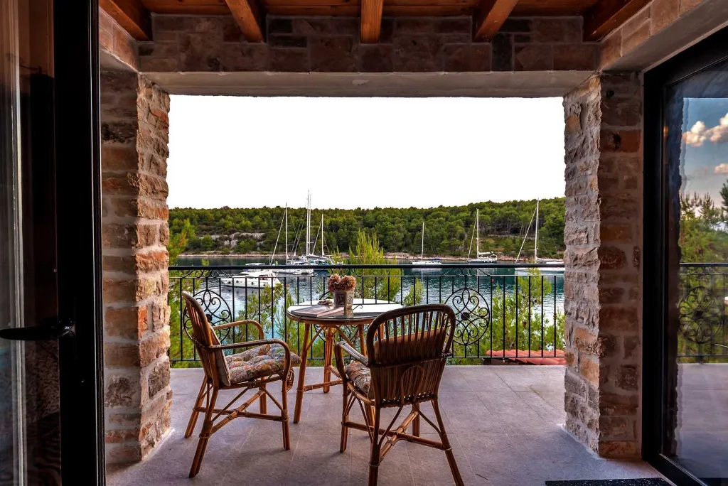 Milna Villa for 10–15 Guests with Heated Pool