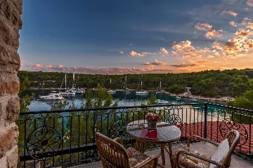 Milna Villa for 10–15 Guests with Heated Pool