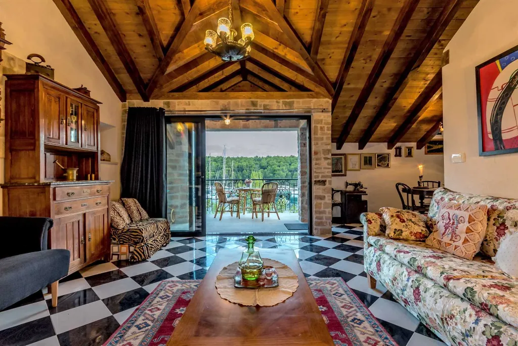 Milna Villa for 10–15 Guests with Heated Pool