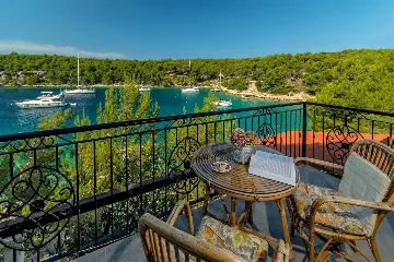 Milna Villa for 10–15 Guests with Heated Pool