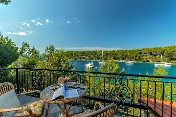 Milna Villa for 10–15 Guests with Heated Pool