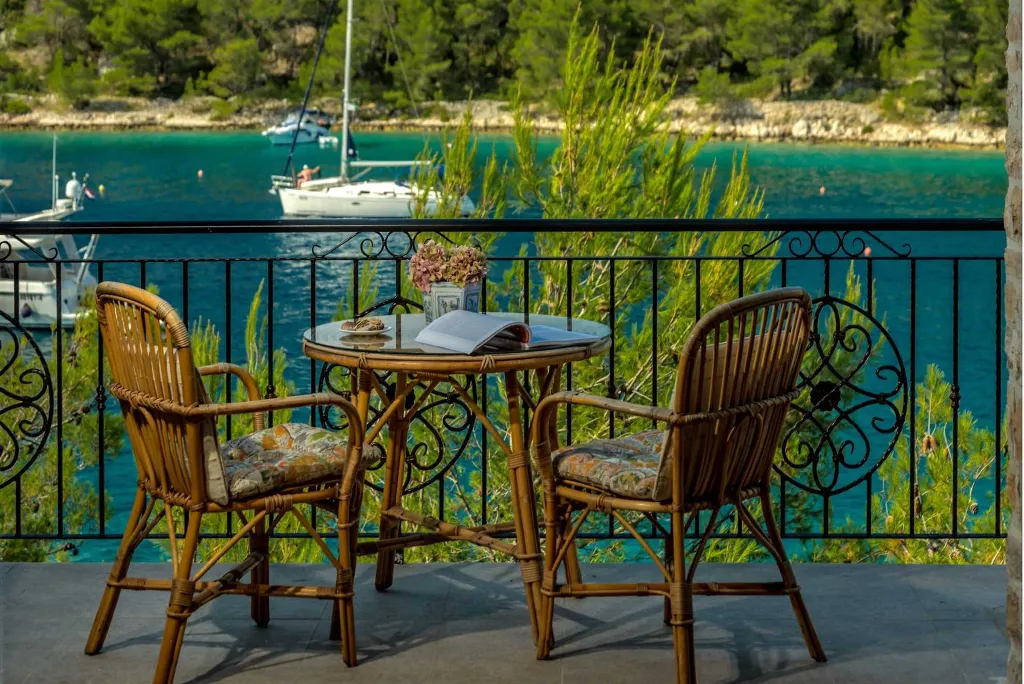 Milna Villa for 10–15 Guests with Heated Pool