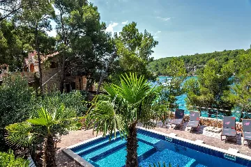 Milna Villa for 10–15 Guests with Heated Pool