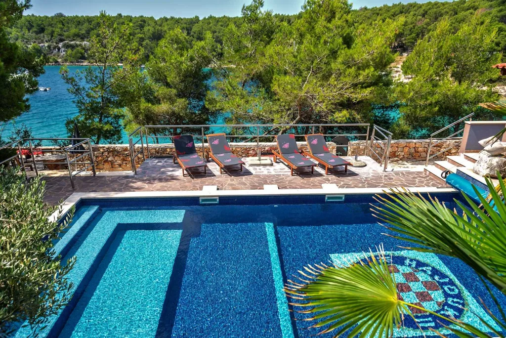 Milna Villa for 10–15 Guests with Heated Pool