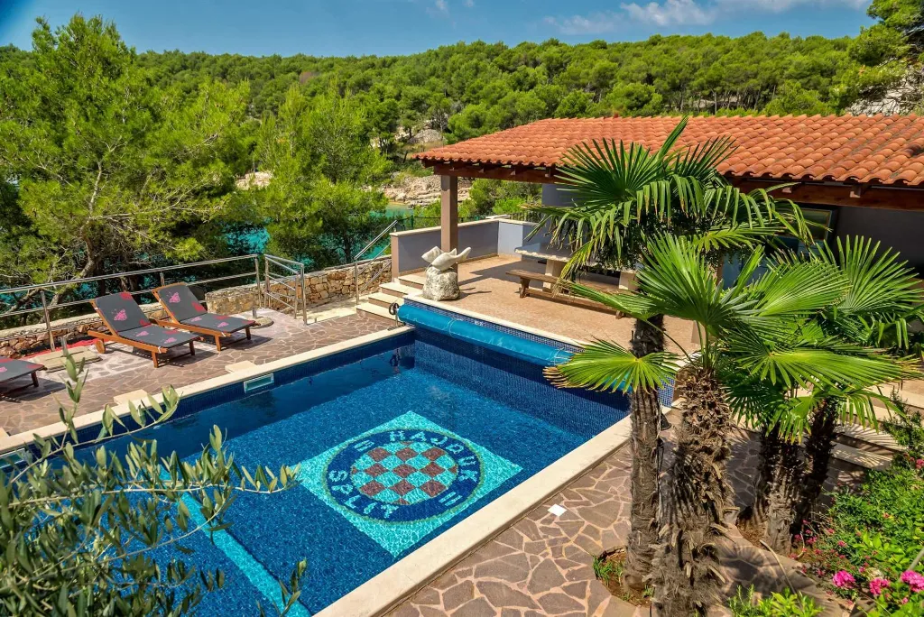 Milna Villa for 10–15 Guests with Heated Pool