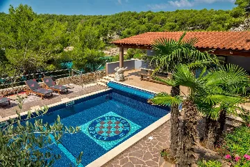 Milna Villa for 10–15 Guests with Heated Pool