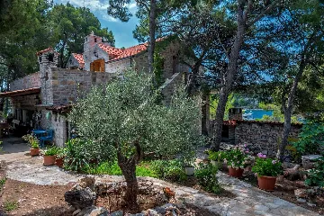 Milna Villa for 10–15 Guests with Heated Pool