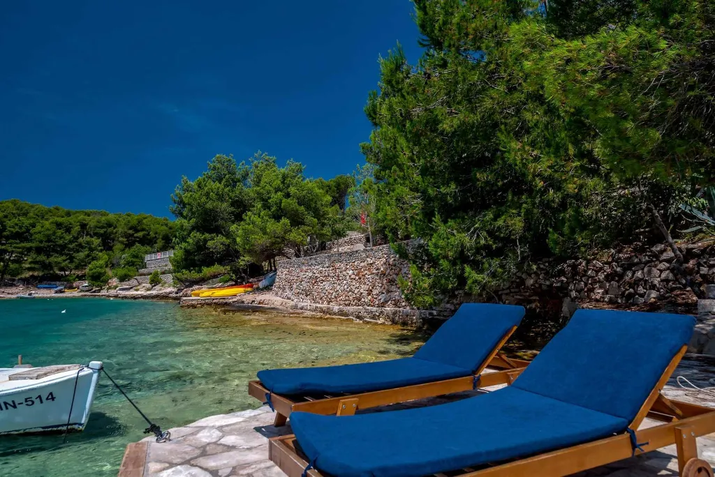 Milna Villa for 10–15 Guests with Heated Pool