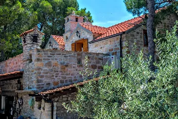 Milna Villa for 10–15 Guests with Heated Pool