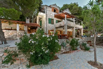 Milna Villa for 10–15 Guests with Heated Pool