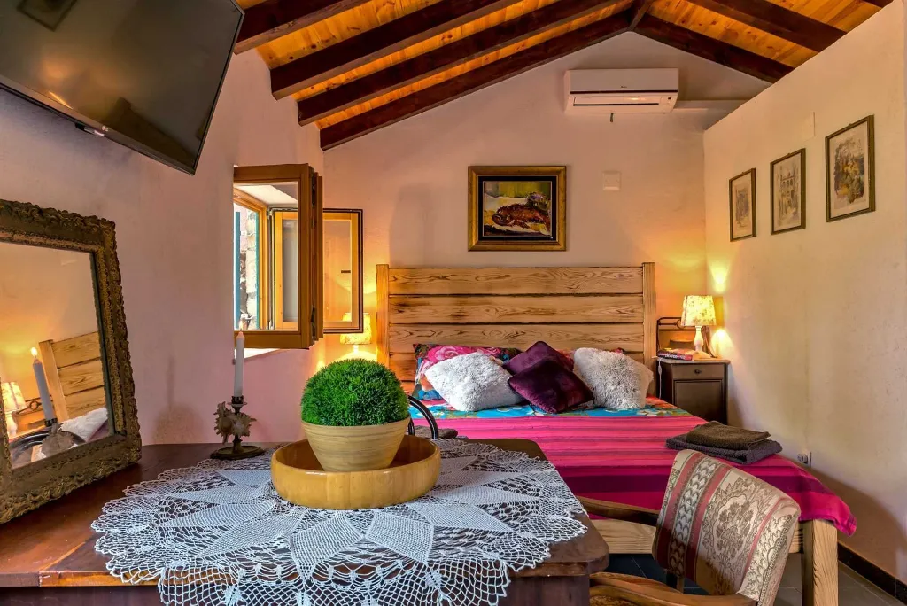 Milna Villa for 10–15 Guests with Heated Pool