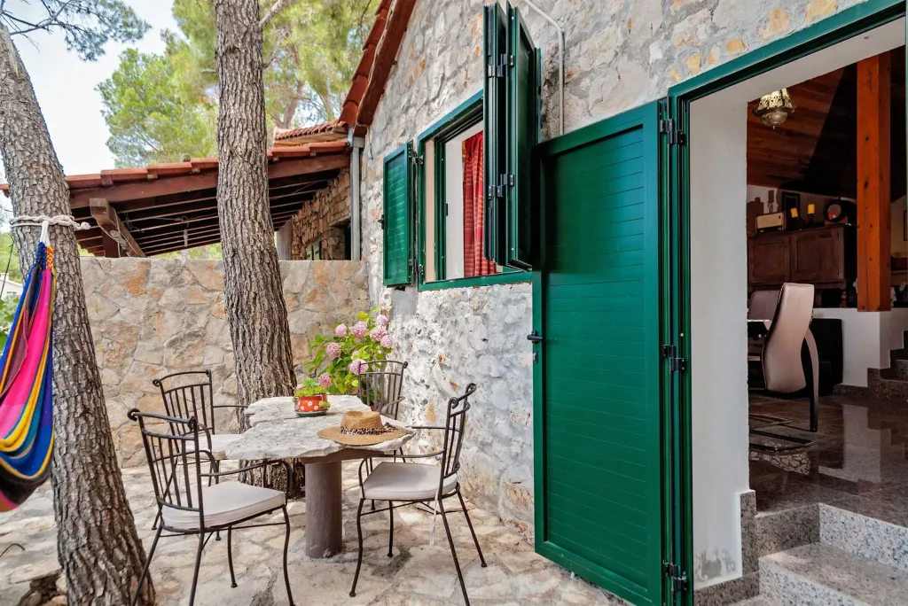 Milna Villa for 10–15 Guests with Heated Pool