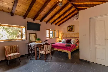 Milna Villa for 10–15 Guests with Heated Pool