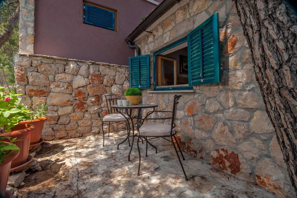 Milna Villa for 10–15 Guests with Heated Pool