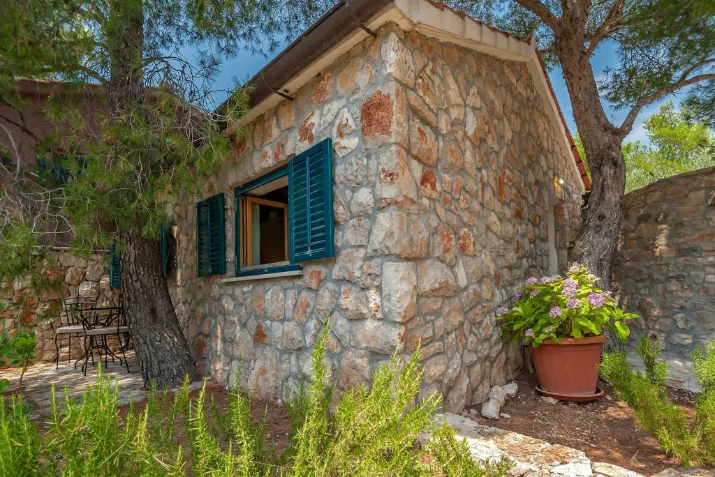 Milna Villa for 10–15 Guests with Heated Pool