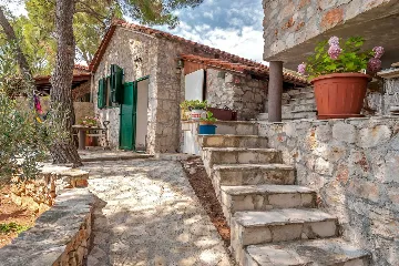 Milna Villa for 10–15 Guests with Heated Pool