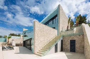 Villa for 8 Guests in Prigradica with Infinity Pool