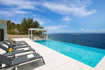 Villa for 8 Guests in Prigradica with Infinity Pool