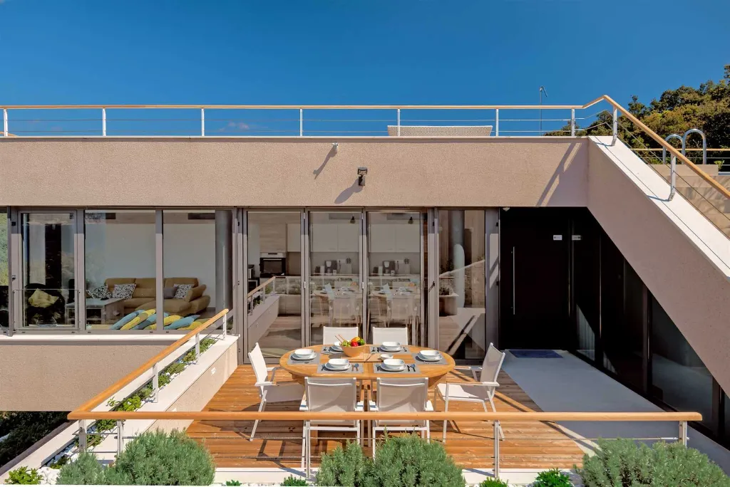Zrnovo 3-Bedroom Villa for up to 7 with Rooftop Pool