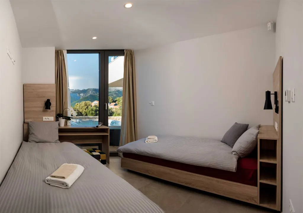 Zrnovo 3-Bedroom Villa for up to 7 with Rooftop Pool