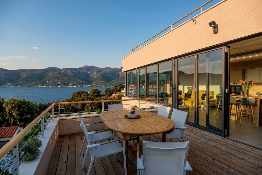 Zrnovo 3-Bedroom Villa for up to 7 with Rooftop Pool