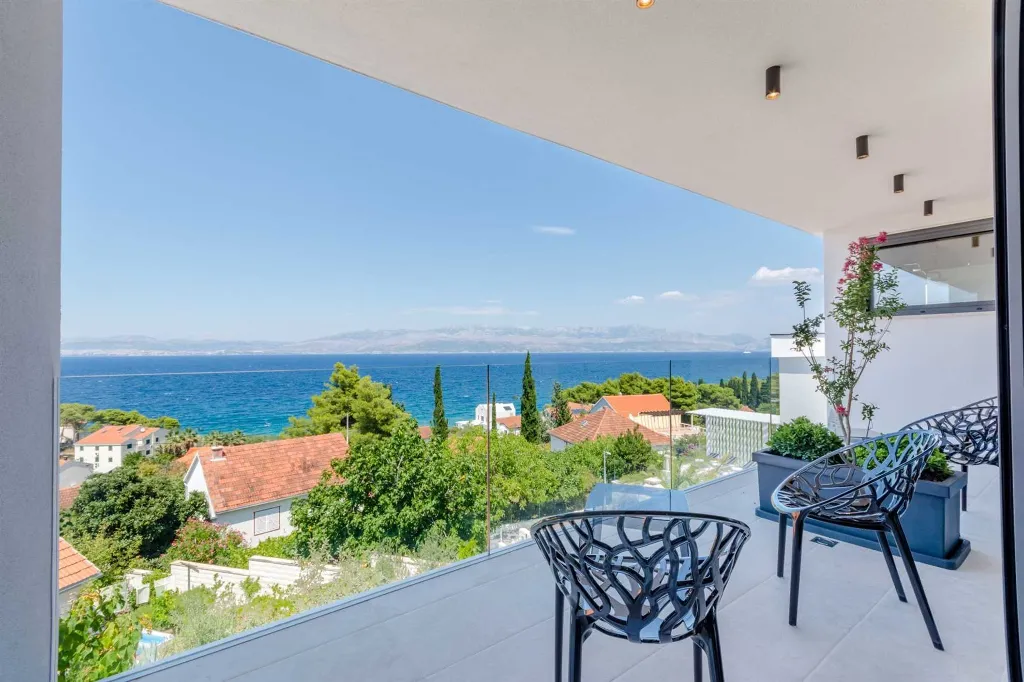 Sutivan 3-Bedroom Villa with Heated Infinity Pool