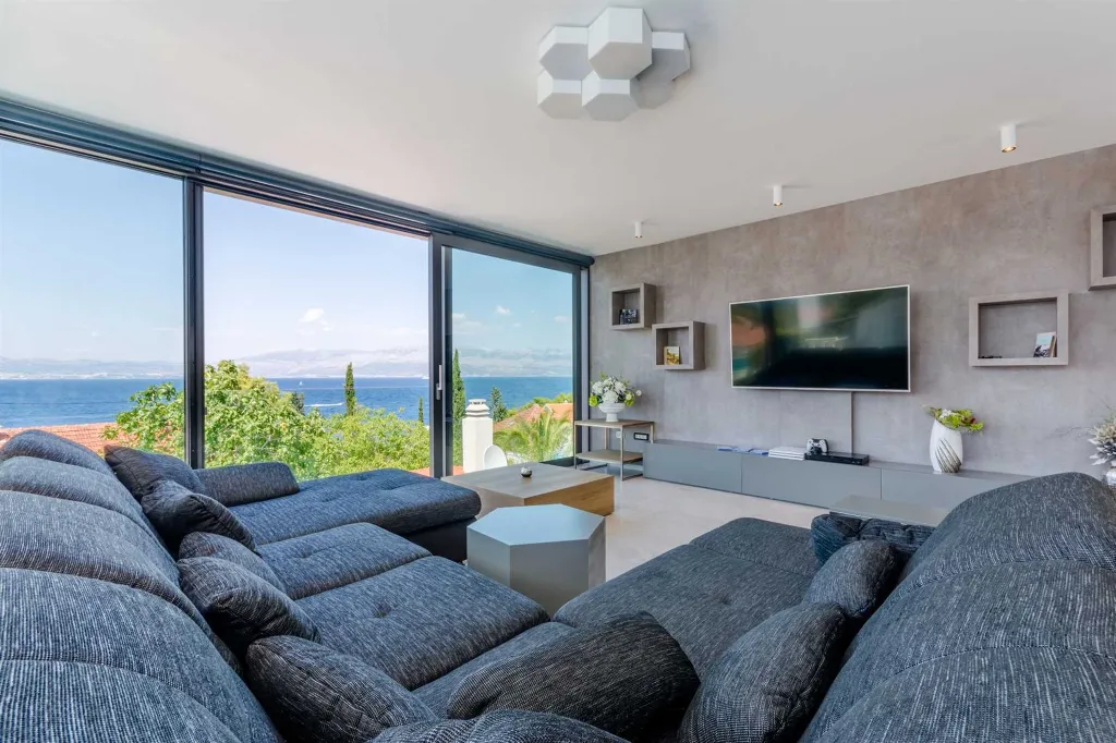 Sutivan 3-Bedroom Villa with Heated Infinity Pool