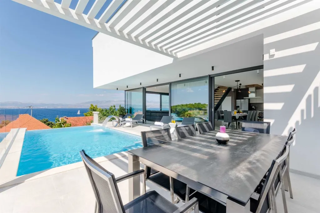 Sutivan 3-Bedroom Villa with Heated Infinity Pool
