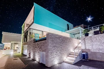 Sutivan 3-Bedroom Villa with Heated Infinity Pool