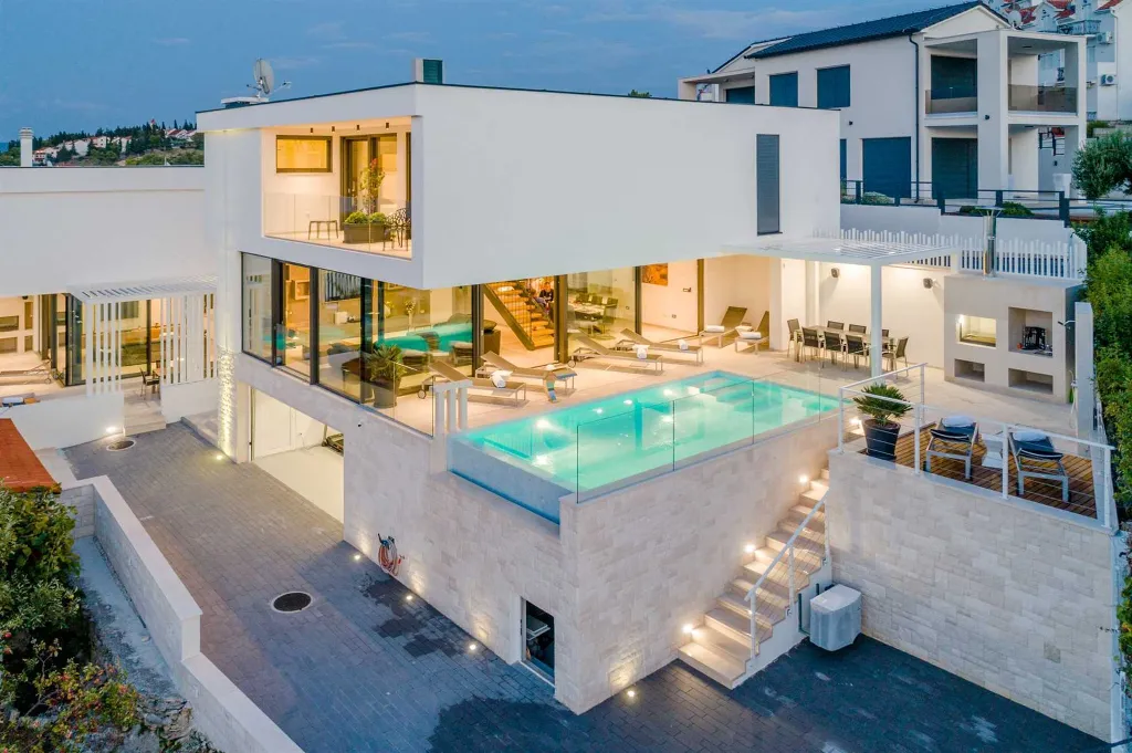 Sutivan 3-Bedroom Villa with Heated Infinity Pool