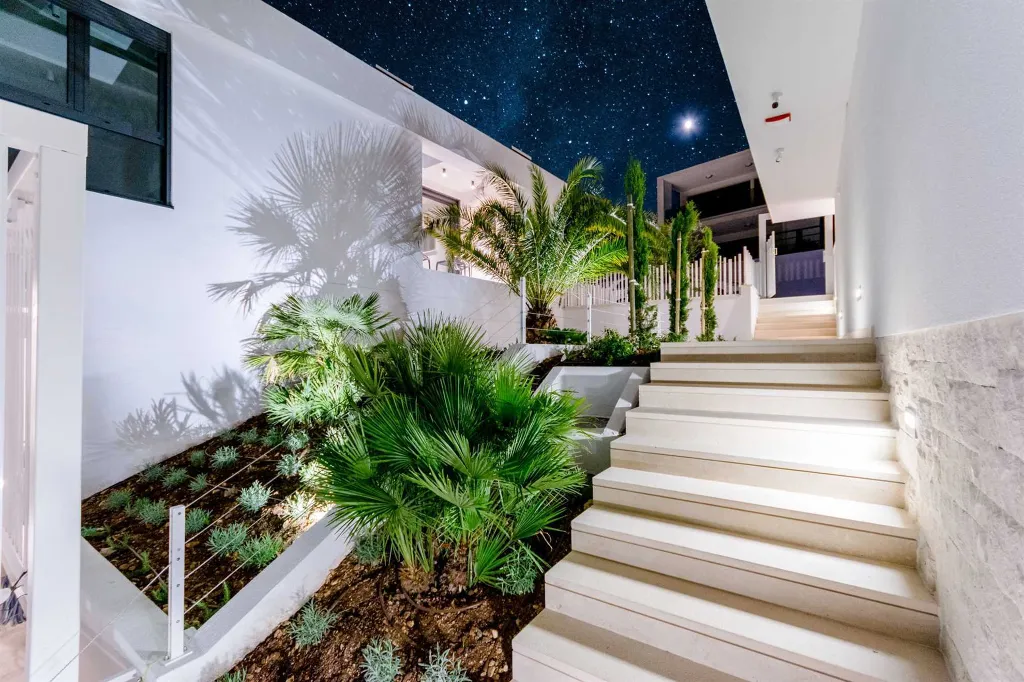 6-Bedroom Villa in Sutivan with Heated Infinity Pools