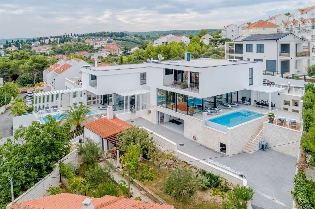 6-Bedroom Villa in Sutivan with Heated Infinity Pools