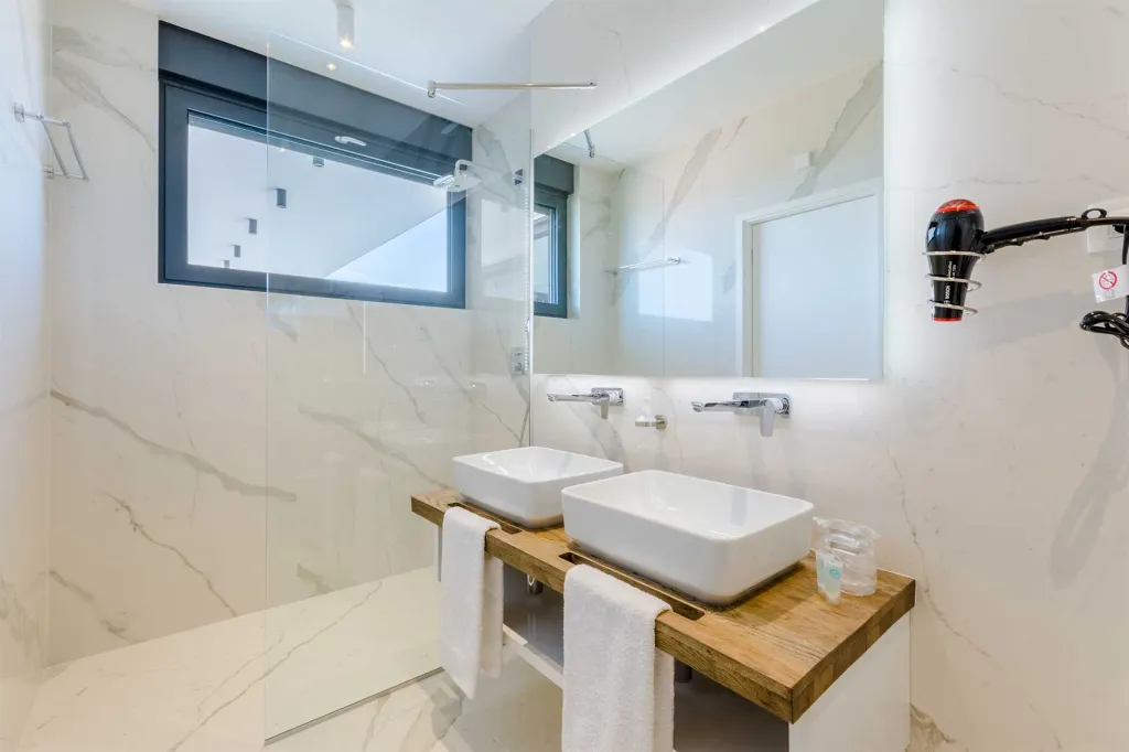 6-Bedroom Villa in Sutivan with Heated Infinity Pools