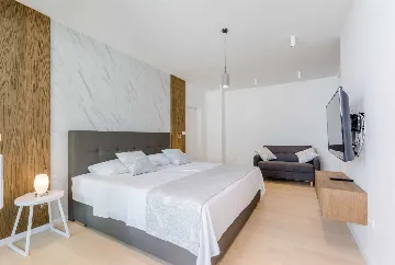 6-Bedroom Villa in Sutivan with Heated Infinity Pools