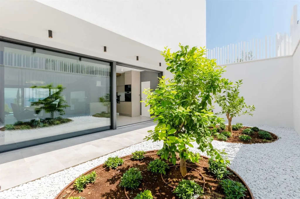6-Bedroom Villa in Sutivan with Heated Infinity Pools