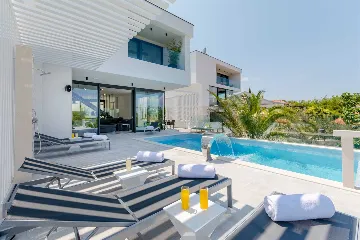 6-Bedroom Villa in Sutivan with Heated Infinity Pools