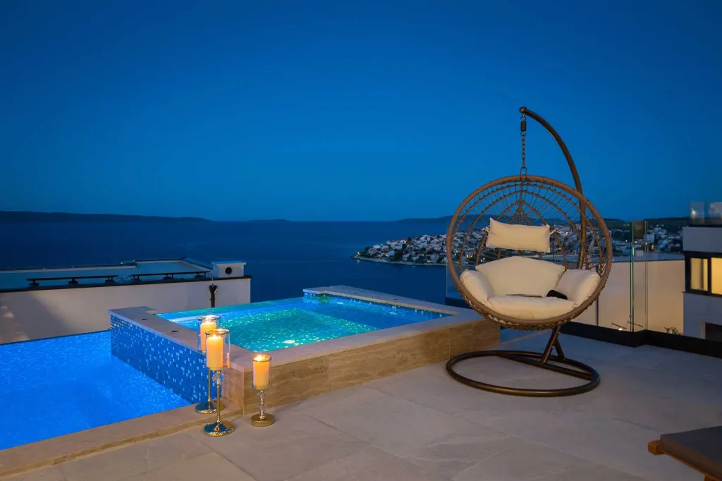Infinity Pool Villa for 8+2 in Okrug Gornji
